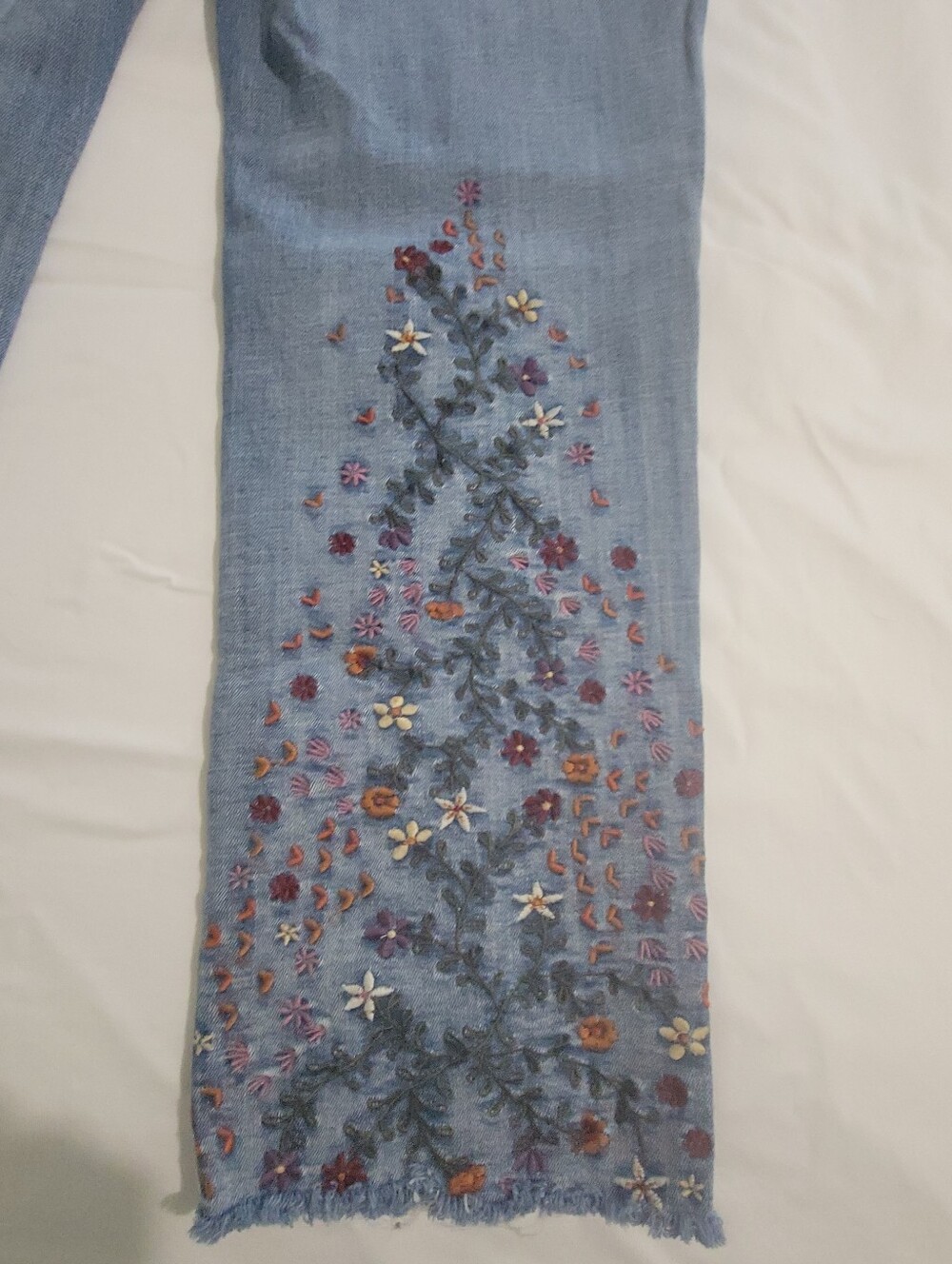 Driftwood embroidered Crop Jeans - Picture 4 of 7